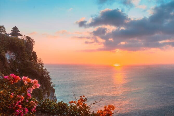 Bali: The Best Uluwatu Sunset, Kecak Dance and Dinner in Jimbaran - Exploring the Uluwatu Temple