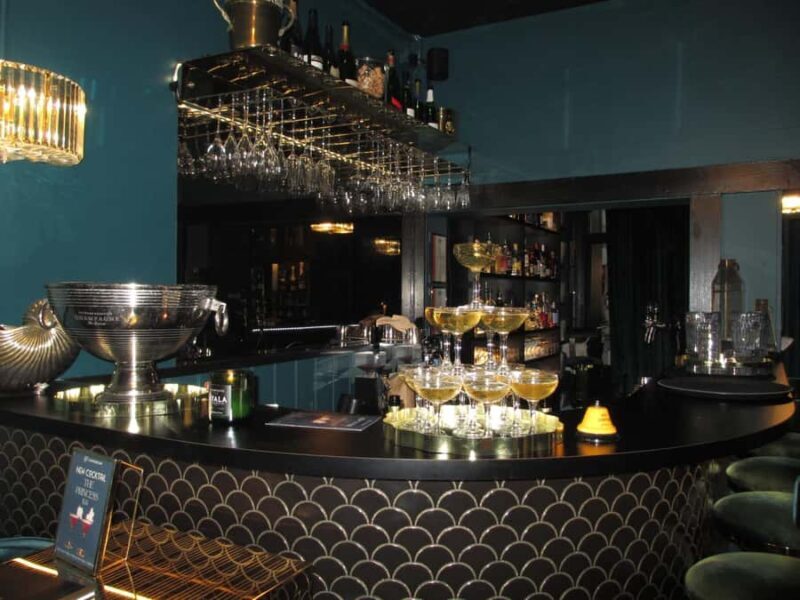 Ballarat: Vintage Fashion Shopping Tour with Coffee & Bubbly - The Final Stop: Sip Champagne Bar