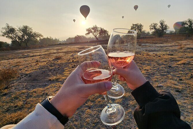 Balloon flight + Transportation + Breakfast in Cave or buffet + Pyramids - Discover the Magic of a Balloon Flight Over Teotihuacan