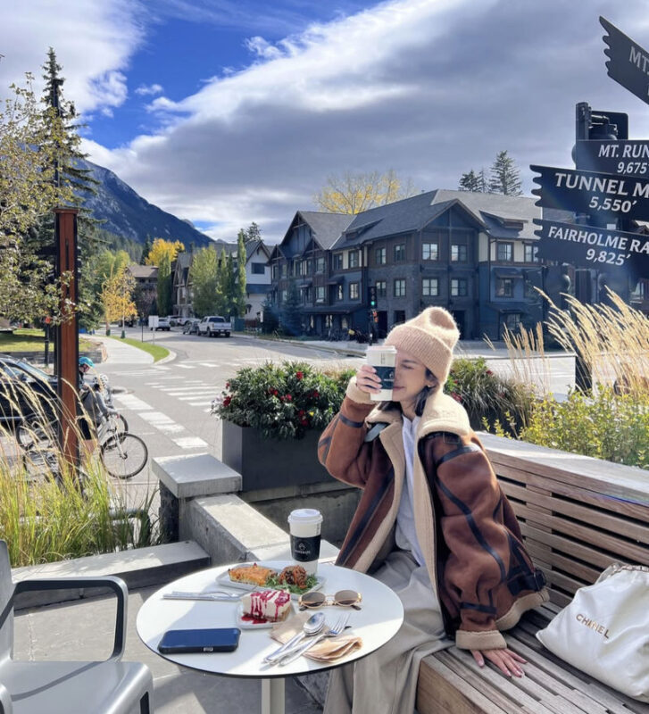 Banff Lake Louise & Johnston Canyon Half-Day Tour - Lake Minnewanka: a first stop for wide-open views