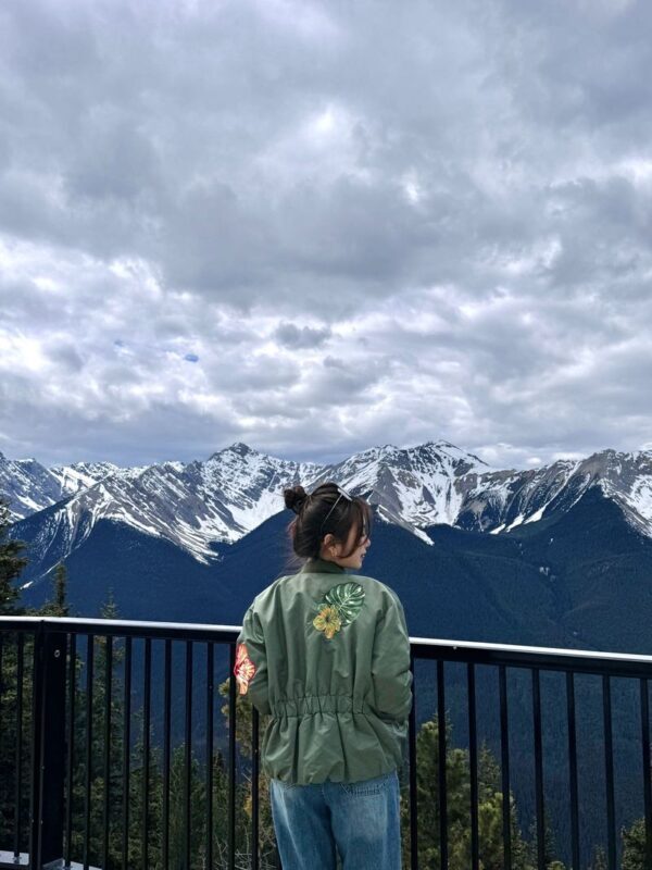 Banff Lake Louise & Johnston Canyon Half-Day Tour - Guides, group size and the photo bonus