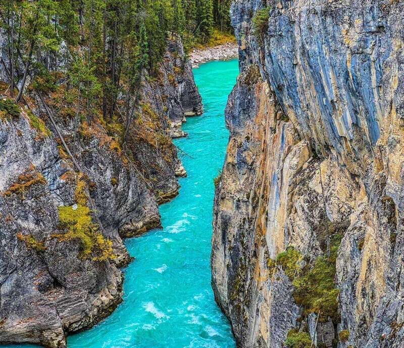 Banff: Lake Louise, Moraine, Emerald & Johnston Canyon Tour - Authentic Insights from Reviewers