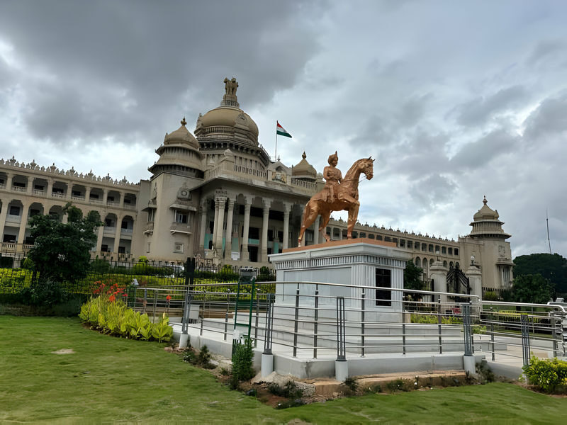 Bangalore Full-Day Private Guided Tour with Architecture - Markets, shopping, and useful local advice