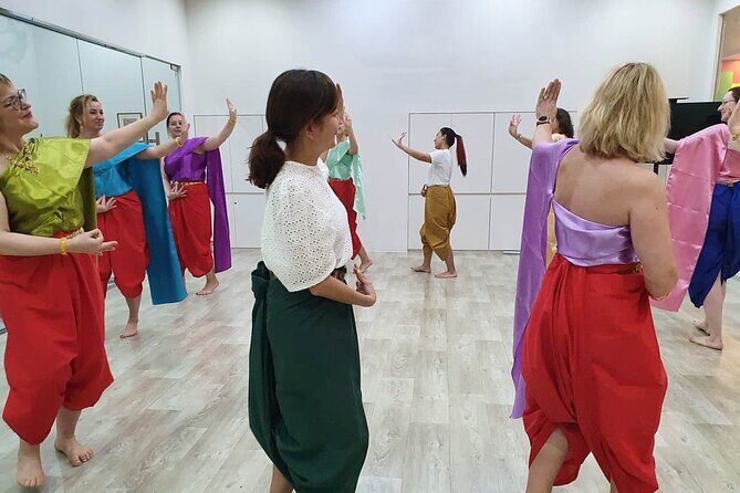 Bangkok Authentic Thai Dance Class at Thai Glam Studio - The Experience: Step by Step