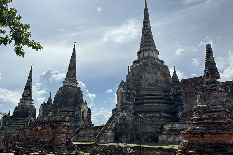 Bangkok Ayutthaya Full-Day Tour with Tuk-Tuk & Cafe - Guides help turn a busy day into a good one
