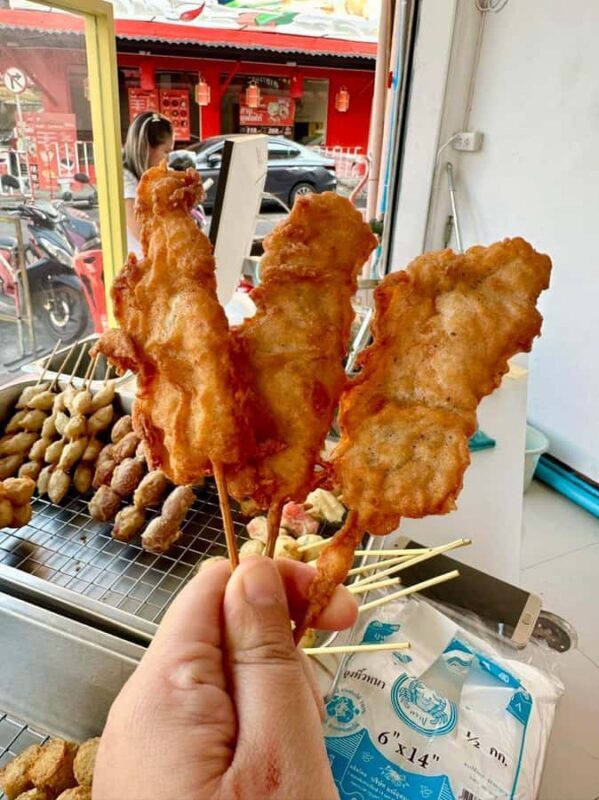 Bangkok: Banthat Thong Road Food Tour with Rooftop Drink - Who Will Enjoy This Tour?