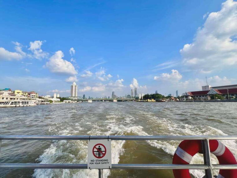 Bangkok: Boat Bliss Riverside Cruise Tour and Wat Arun Visit - Taking in the Vibrant Pak Khlong Talat