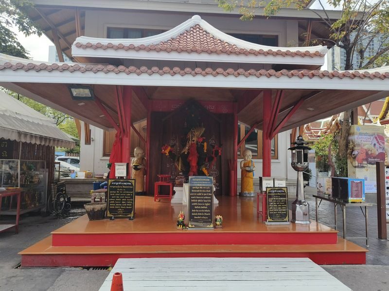 Bangkok Canals Hop-On Hop-Off Boat Tour - Wat Nak Prok offers a different temple image