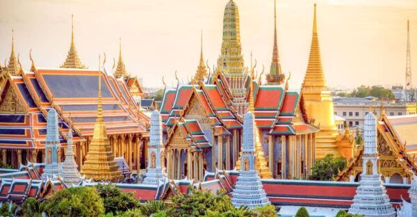 Bangkok: City Highlights Temple and Market Walking Tour - Exploring the Local Markets of Rattanakosin Island