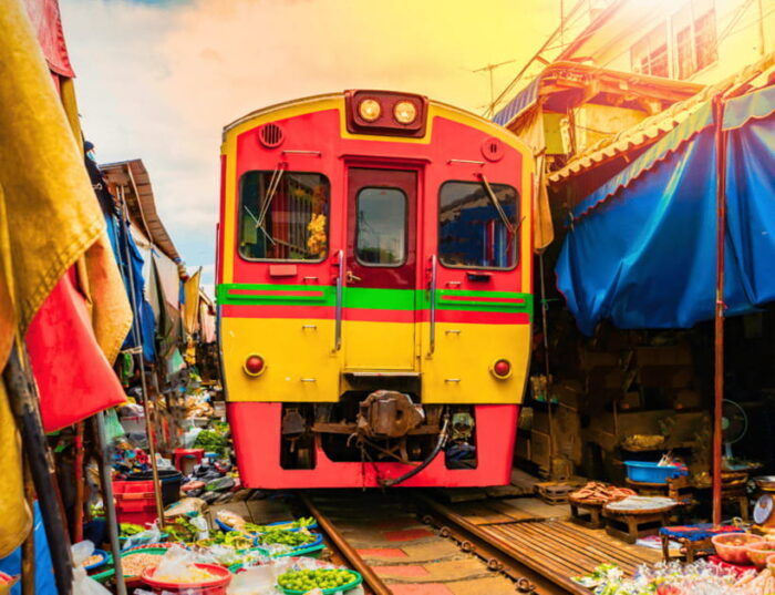 Bangkok: Damnoen Saduak Floating & Train Market Private Tour - Discovering the Damnoen Saduak Floating Market