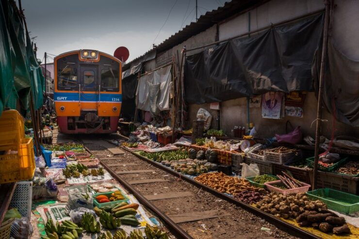 Bangkok: Damnoen Saduak, Train Market & Mahanakhon Day Trip - Highlights