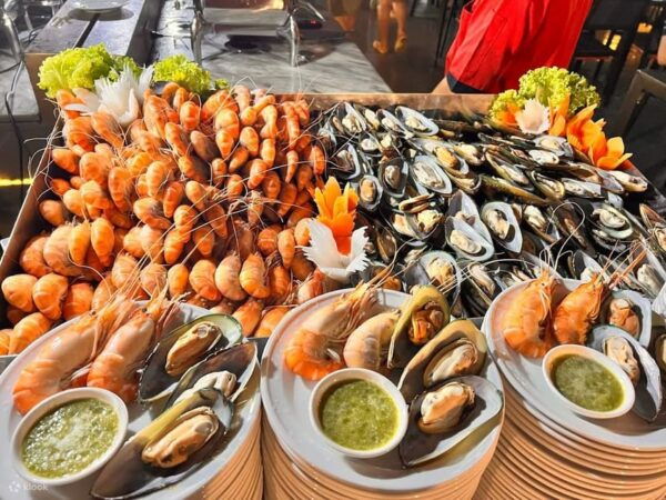 Bangkok Dinner Cruise With Intl Buffet, Live Music - Dining Experience