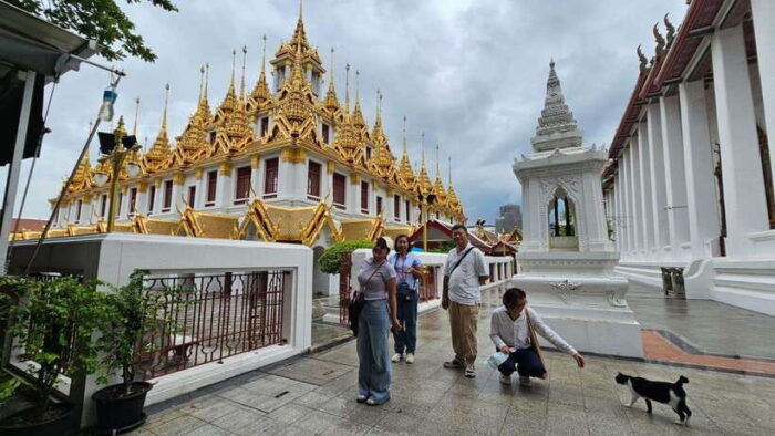 Bangkok: Electric Tuk-Tuk Tour With Local Guide - Exploring Bangkoks Iconic Landmarks