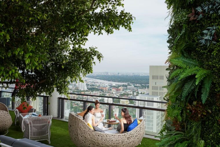Bangkok: Enjoy Fine Thai Food With Panoramic Rooftop Views - International Atmosphere and Renowned Chefs