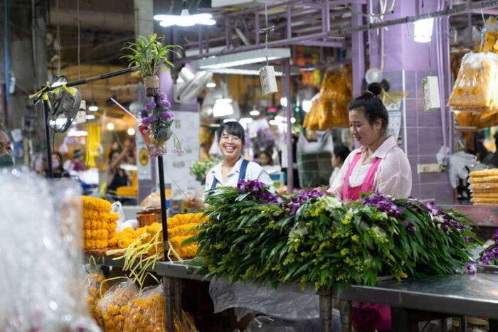 Bangkok: Flower Market and Food Night Tour by Tuk Tuk - Savoring Dinner at Pad Thai Fai Ta Lu