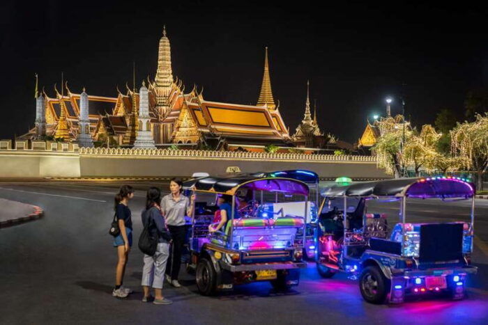 Bangkok: Flower Market and Food Night Tour by Tuk Tuk - Visiting Pak Khlong Talat Flower Market