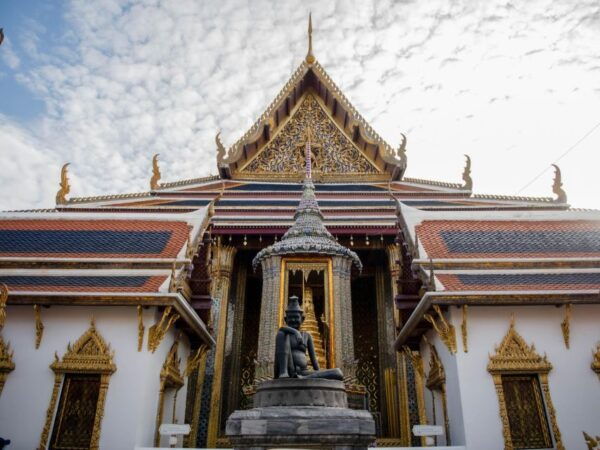 Bangkok: Grand Palace and Wat Arun Guided Walking Tour - Tuk-Tuk Ride and River Crossing