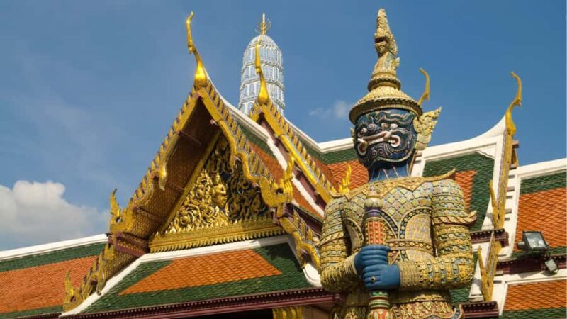 Bangkok: Grand Palace and Wat Pho Tour with Dinner & Show - Exploring the Itinerary in Detail