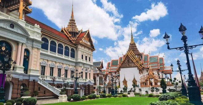 Bangkok: Grand Palace and Wat Phra Kaew Guided Walking Tour - Sacred Statues and Temples to Marvel at