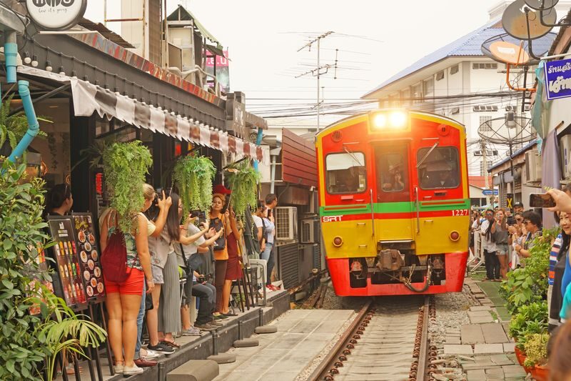 Bangkok Grand Palace & Floating Market Private Full-Day Tour - What the guides add to the day