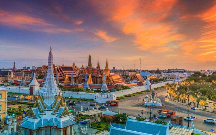 Bangkok: Grand Palace, Wat Arun & Giant Buddha Iconic Tour - Tour Experience