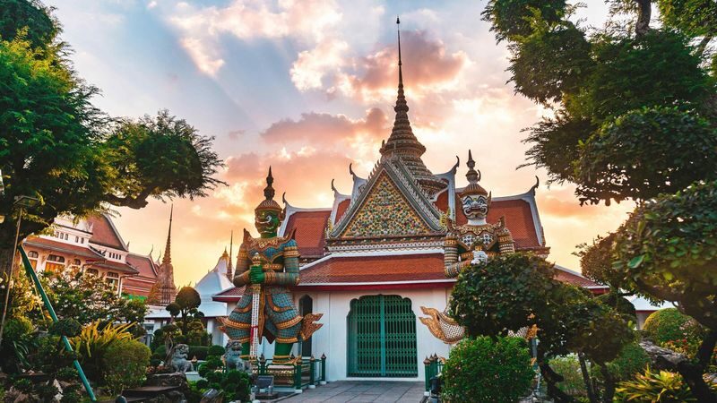 Bangkok Grand Palace Wat Arun Half-Day Guided Tour with Boat - A guide makes a short visit more useful