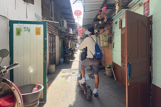 Bangkok: Guided E-Scooter Tour to Temples and Riverside - Who should consider this tour?