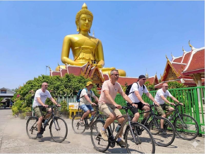 Bangkok Half-Day Bike Tour with Big Buddha - A bike tour built around one major landmark