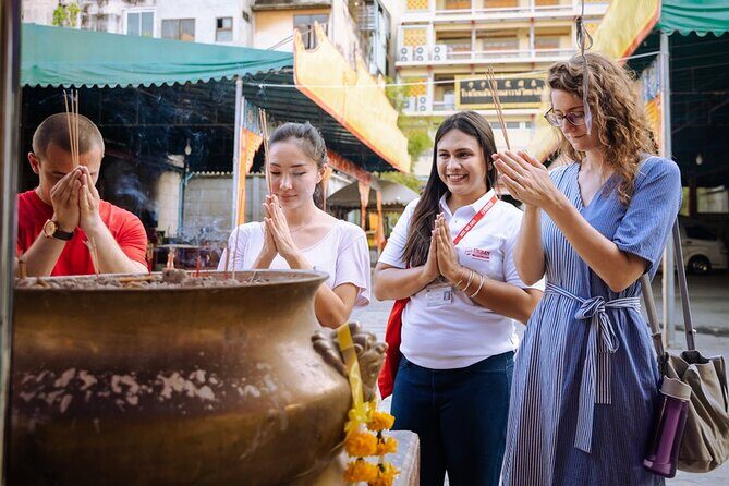 Bangkok Hidden Gems: Talad Noi, Chinatown & Street Food Tour - Into Chinatown: A Blend of Old and New