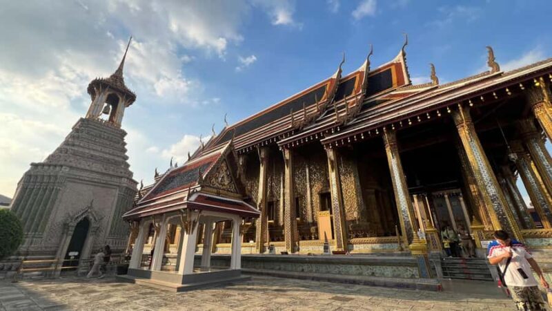 Bangkok: Kid On Tour Grand Palace and Emerald Buddha - The Experience Guides: Nat and Pai