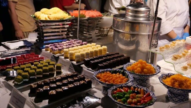 Bangkok: Luxury Dinner Cruise With Private Guide & Transfer - Cruise Details