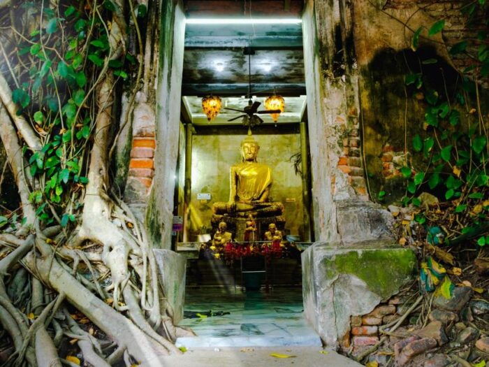 Bangkok: Maeklong Railway & Amphawa Floating Market Day Trip - What to Expect