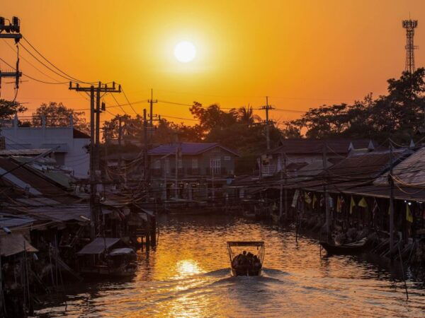 Bangkok: Maeklong Railway & Amphawa Floating Market Day Trip - Common Questions
