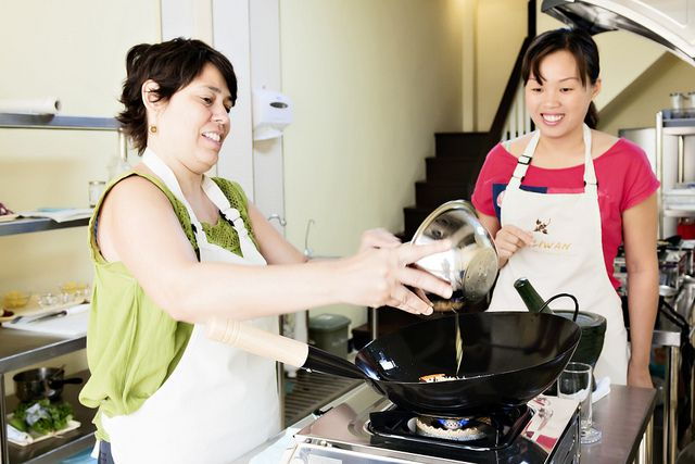 Bangkok: Maliwan Thai Cooking Class With Market Tour - Booking Details and Reservation Process