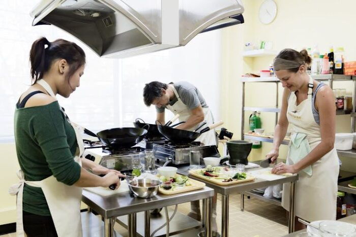 Bangkok: Maliwan Thai Cooking Class With Market Tour - Learning From the Expert Instructor