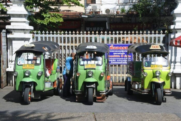 Bangkok: Michelin Guide Street Food Tour by Tuk Tuk - Group Dynamics and Guide Expertise