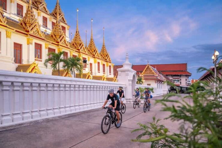Bangkok: Night Bike Tour With Temples & Flower Market Visit - Key Points