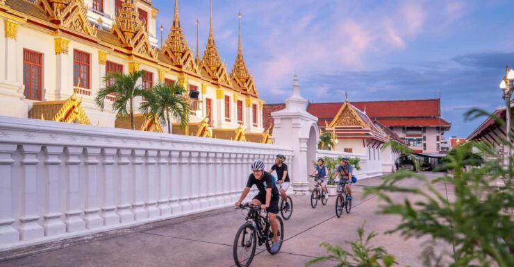 Bangkok: Night Bike Tour With Temples & Flower Market Visit - Itinerary Highlights