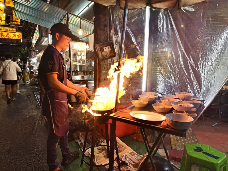 Bangkok Night Michelin Foodie Tour in China Town with 15+ Tastings - Chinatown after dark, one bite at a time