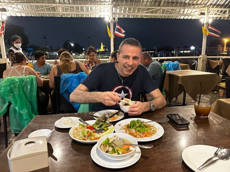 Bangkok Night Tour: Food, Temple & Tuk-Tuk - Dinner, dessert, and Chinatown