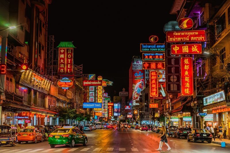 Bangkok Night Tour: Wat Arun, Wat Pho, Chinatown & Tuk Tuk Thrills - Guides, group size, and what the experience feels like