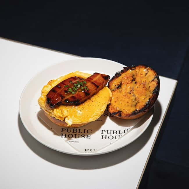 Bangkok: Open Bar l Public House Sukhumvit 31 Hotel - The Experience in Detail