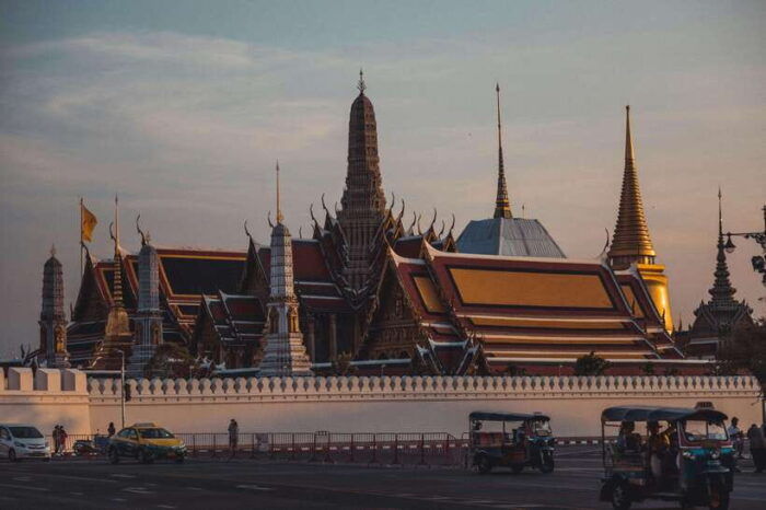 Bangkok: Private Wat Phra Kaew, Wat Pho & Wat Arun Tour - Exploring the Grand Palace