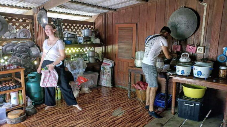Bangkok: Railway Market & Damnuansaduak Floating Market Tour - Market Highlights