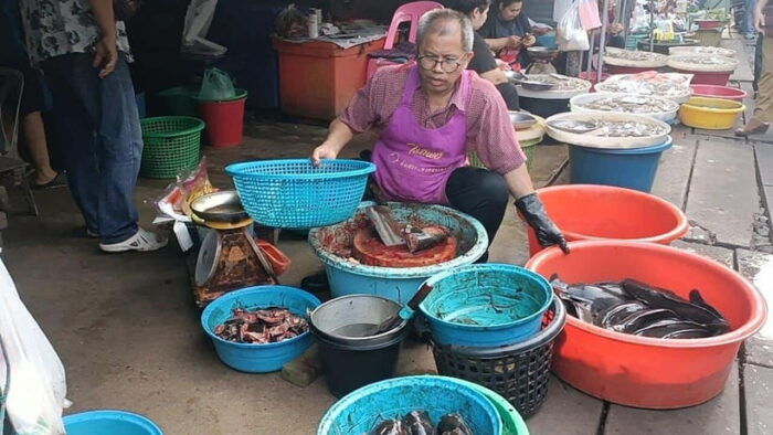 Bangkok: Railway Market & Damnuansaduak Floating Market Tour - Frequently Asked Questions