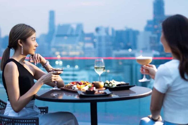 Bangkok: RedSquare Rooftop Bar at Novotel Sukhumvit 4 - Entertainment and Atmosphere