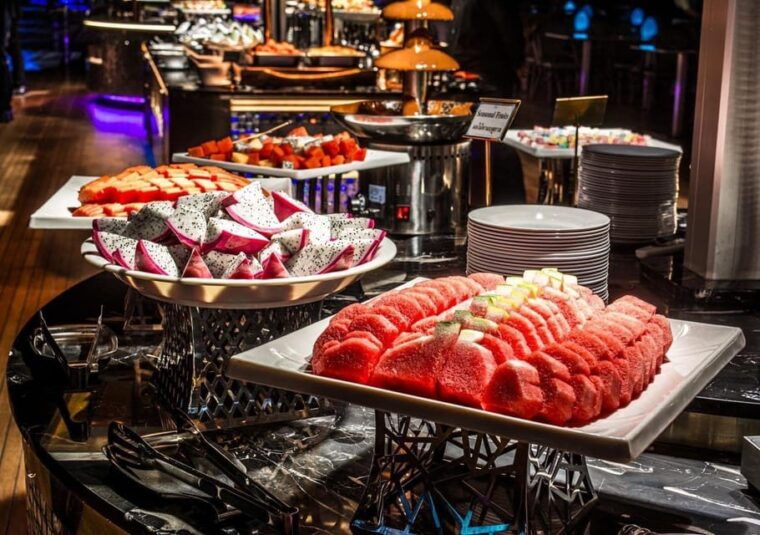 Bangkok: Royal Princess River Dinner Cruise With Live Music - Cruise Experience