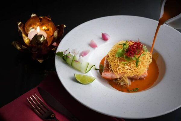 Bangkok: Saffron Cruise by Banyan Tree - Service Excellence