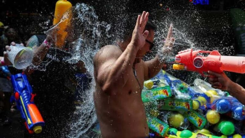 Bangkok: Songkran 2026 Pub Crawl by Tuk-Tuk with Drinks - Transportation and Group Dynamics