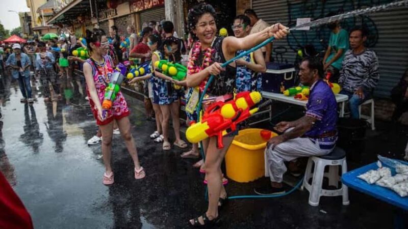 Bangkok: Songkran 2026 Pub Crawl by Tuk-Tuk with Drinks - Drinks, Water Gear, and Practical Tips